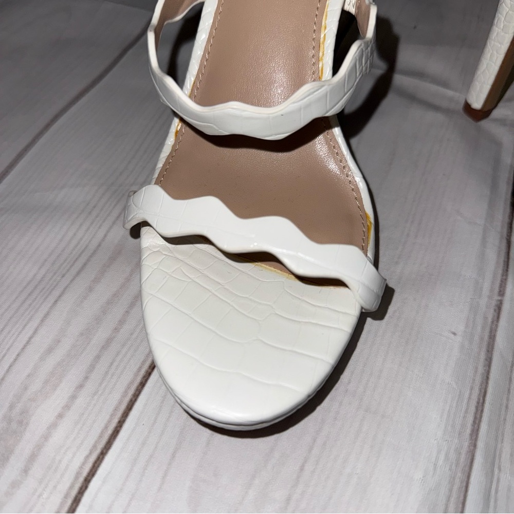 Kelly & Katie White Heels - Women's Size 7M - Picture 3 of 8